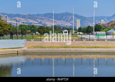 Vedute del fiume Giordano Trail con alberi circostanti, Russo Oliva, pioppi neri americani e limo riempito di acqua fangosa lungo la Wasatch Front Montagne Rocciose, in Foto Stock