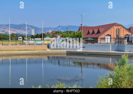 Vedute del fiume Giordano Trail con alberi circostanti, Russo Oliva, pioppi neri americani e limo riempito di acqua fangosa lungo la Wasatch Front Montagne Rocciose, in Foto Stock