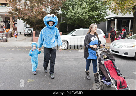 Halloween Trick or treaters nella sezione di Kensington di Brooklyn, NY, 2013. Famiglia vestito come il Cookie Monster. Foto Stock