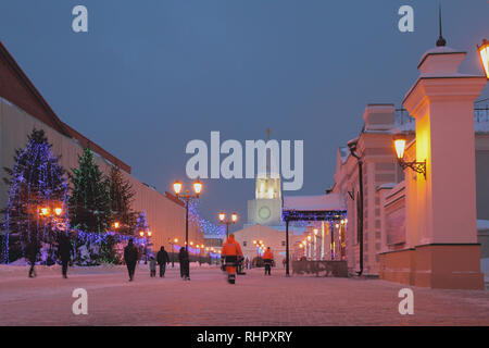 Sheynkman Street in serata in gennaio. Kazan, Russia Foto Stock