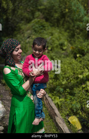 Kullu, Himachal Pradesh, India - 01 Settembre 2018 : Ritratto himachali madre e bambino sulla strada nel villaggio Himalayano, India Foto Stock