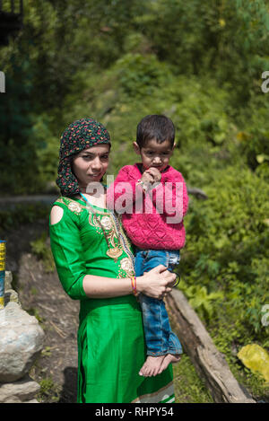 Kullu, Himachal Pradesh, India - 01 Settembre 2018 : Ritratto himachali madre e bambino sulla strada nel villaggio Himalayano, India Foto Stock