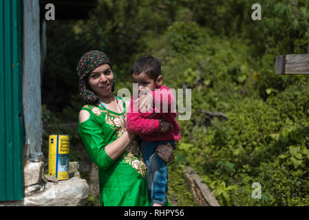 Kullu, Himachal Pradesh, India - 01 Settembre 2018 : Ritratto himachali madre e bambino sulla strada nel villaggio Himalayano, India Foto Stock