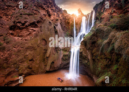 Escursione Cascate Ouzoud ( cascate d'Ouzoud ) che si trova nel Grand Atlas villaggio di Tanaghmeilt, nella provincia di Azilal in Marocco, Africa. Tramonto Foto Stock