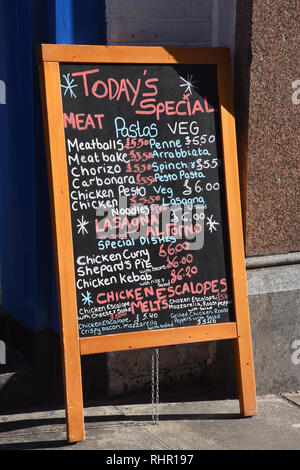 Cafe scheda menu con le attuali offerte speciali.Charing Cross Road,London.UK Foto Stock