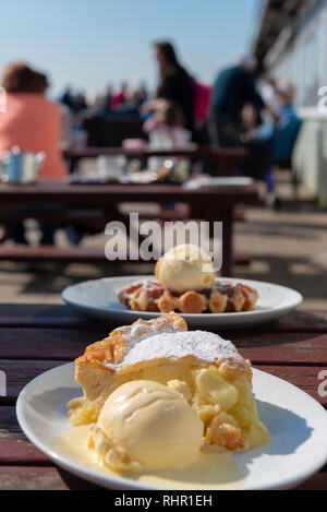 Crema pasticcera torta gelato alla vaniglia cialde belghe Foto Stock