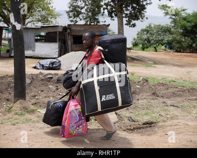 TANZANIA - Sean Sprague photo 2018 uomo vendita di sacchetti, Mwanza. Foto Stock