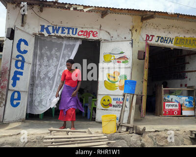 TANZANIA - Sean Sprague photo 2018 Mabatini negozi, Mwanza. Foto Stock
