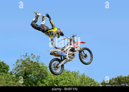 Una moto rider dalla Honda Bold cane Lings Freestyle Motocross Team Display esegue acrobazie aeree a Wilton House Classic & Supercar Show 2015 Foto Stock