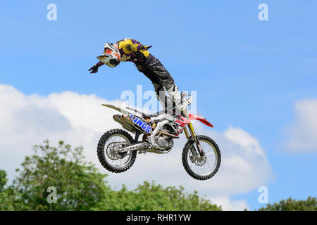 Una moto rider dalla Honda Bold cane Lings Freestyle Motocross Team Display esegue acrobazie aeree a Wilton House Classic & Supercar Show 2015 Foto Stock