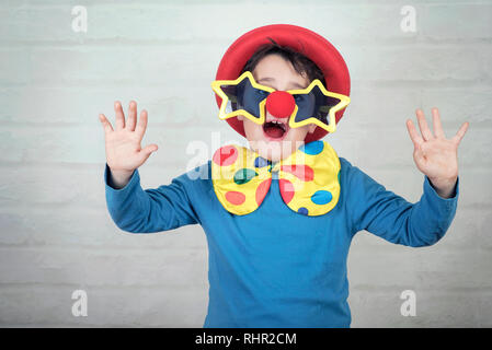 Bambino con clown naso e occhiali buffi nel carnevale Foto Stock