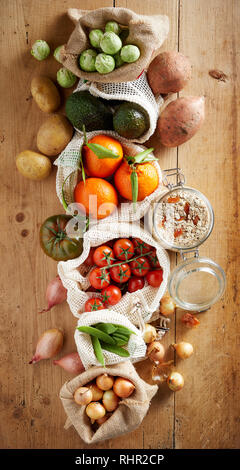 Vista superiore del vasto assortimento di prodotti freschi organici di generi alimentari confezionati in sacchetti di tessuto. Eco-friendly ambiente e consentendo di risparmiare il concetto di shopping. Foto Stock