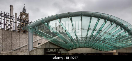 L'imponente tettoia in vetro e acciaio della stazione di Waverley copre l'ingresso al Mall nella stazione di Waverley nella famosa e vivace città scozzese di Edimburgo Foto Stock