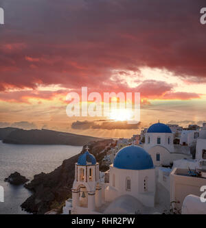 Villaggio di Oia con chiese contro il tramonto su Santorini isola in Grecia Foto Stock