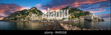 Il bellissimo panorama di Amalfi, la principale città della costa su cui si trova presa dal mare. Salerno, in Campania, Italia tramonto Foto Stock