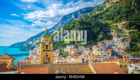 Bellissima vista del case colorate e mare Mediterraneo nel villaggio di Amalfi, Italia. Parte delle piccole oasi di Costiera Amalfitana Foto Stock