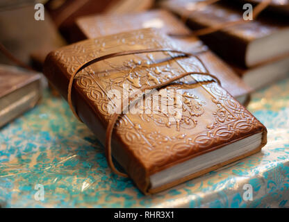 Prenota in ornamentali copertura in pelle Foto Stock