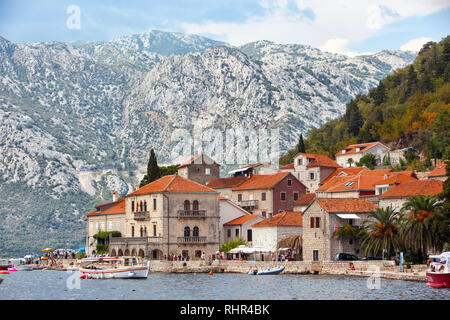 PERAST. MONTENEGRO - Settembre 2018. Vista bellissima e antica città di Perast si trova in Boka Kotorska Bay del mare adriatico su soleggiate giornate estive Foto Stock