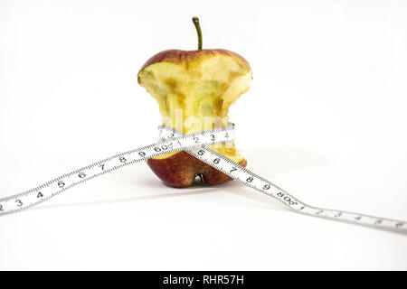 Mela marcia con il misuratore spiega anoressia nervosa del concetto Foto Stock