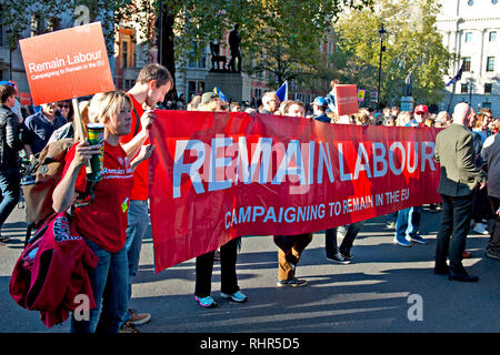 Partito laburista britannico sostenitori dimostrando di rimanere nell'Unione europea in un rally a Londra Brexit contrapposti. Foto Stock