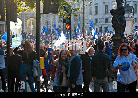 Una stima di 600 mila persone provenienti da tutti i partiti politici e nessuno ha partecipato in marzo e rally Brexit contrapposte e il supporto di una nuova votazione Foto Stock