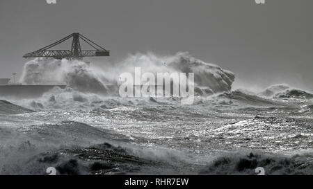 Grandi onde durante una tempesta nel litorale portoghese - lato nord del porto di Leixoes - Porto Foto Stock