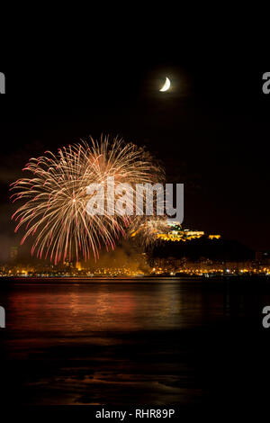 Fuochi d'artificio con luna di notte in Alicante, Costa Blanca, Comunidad Valenciana, Spagna, Europa Foto Stock