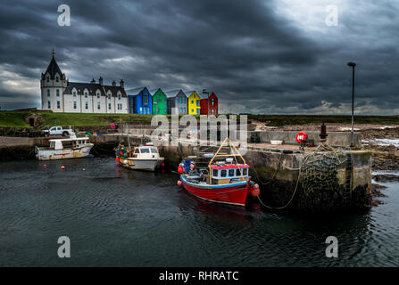 Panoramica del porto con barche da pesca e colorate case di appartamenti a John O'semole in Scozia Foto Stock