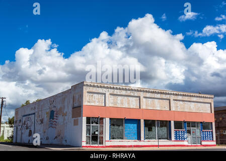 SELIGMAN, AZ - 16 settembre: il vecchio edificio abbandonato sul percorso 66 in Seligman, AZ il 16 settembre, 2015 Foto Stock