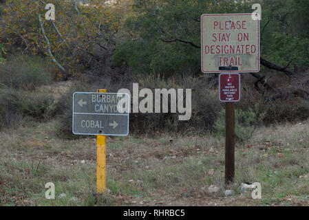 Si prega di rimanere sul sentiero designato accedi Claremont colline Wilderness Park in California Foto Stock