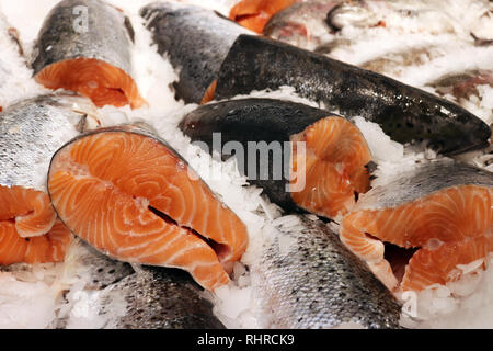 Rosa fresca filetti di salmone nel ghiaccio. Materie pesce rosso nel mercato, il concetto di alimenti sani, l'industria della pesca Foto Stock