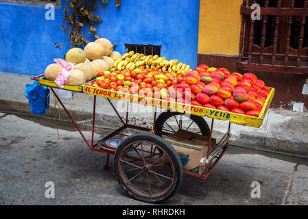 CARTAGENA, Colombia - 24 Maggio: carrello di frutta nel Getsemani quartiere di Cartagena, Colombia il 24 maggio 2016 Foto Stock