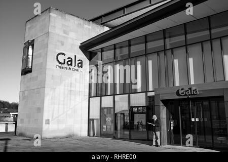 Un uomo legge il programma al di fuori di Gla Teatro e Cinema in Durham City - bianco e nero. Foto Stock