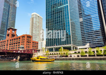 CHICAGO - 12 Maggio: Chicago Water Taxi sul Fiume di Chicago nel centro cittadino di Chicago il 12 maggio 2017 Foto Stock