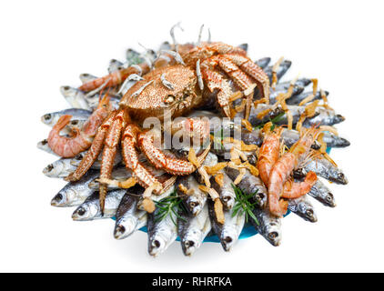 Big hairy granchio bollito siede su un mucchio di essiccato pesce salato su un regalo bouquet su sfondo bianco Foto Stock