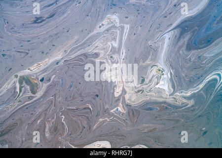 Inquinato di prodotti di olio la superficie del mare come sfondo o uno sfondo Foto Stock