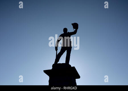 Lancashire Fusiliers Boer War Memorial in controluce, con silhouette contro il cielo blu chiaro senza nuvole, a Bury lancashire uk Foto Stock