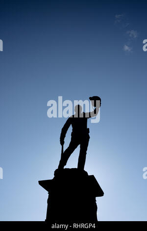 Lancashire Fusiliers Boer War Memorial, statua retroilluminata di soldato in silhouette con sfondo blu cielo in Bury lancashire uk Foto Stock