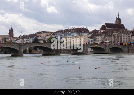 A Basilea, è consuetudine per nuotare giù il fiume Rihn nelle calde giornate estive, entrare in acqua tra il Wettsteinbrücke Johanniterbrücke e ponti Foto Stock