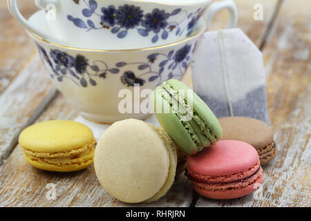 Pila di coloratissimi amaretti croccanti su rustiche superficie in legno Foto Stock