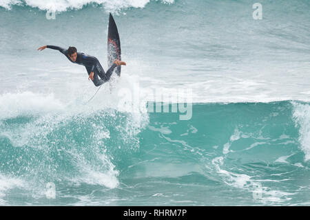 Surfer cade fuori da un onda al XIII Salinas Longboard Internazionale Festival 2014 (Castrillón,Asturias,Spagna) Surf Surf Mar Cantabrico Foto Stock