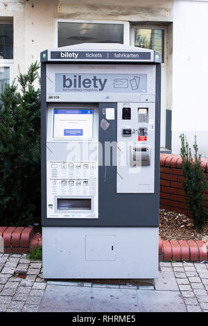 Biglietto distributori automatici per un facile spostamento in città di Poznan, dotato in contactless card reader Foto Stock