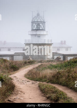 Punta Estaca de Bares faro su un nebbioso giorno di estate, Galizia, Spagna Foto Stock