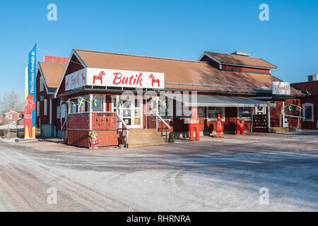 Mora, Svezia. 15/02/2017. Il cavallo Dala fabbriche di Nusnäs di scolpiti Dalecarlian Horse. In cui la Svezia più famoso negozio di souvenir è fatto. Foto Stock