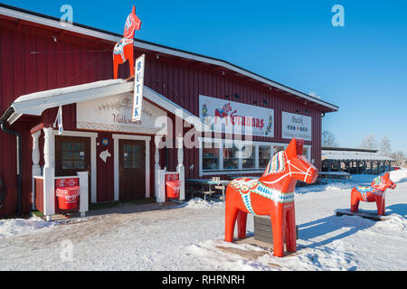 Mora, Svezia. 15/02/2017. Il cavallo Dala fabbriche di Nusnäs di scolpiti Dalecarlian Horse. In cui la Svezia più famoso negozio di souvenir è fatto. Foto Stock