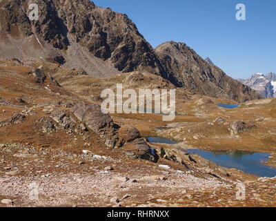 Laghi e cime del Parco Nazionale Svizzero, in Svizzera, nel periodo estivo Foto Stock