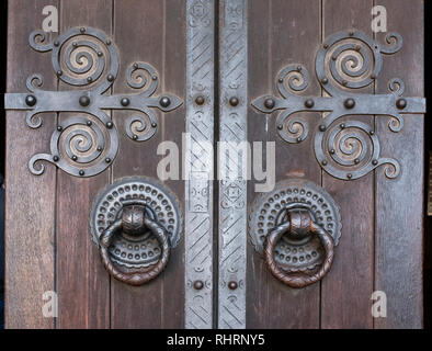 Cattedrale di Lisbona ornato Porte Medievali spirale cerniere e maniglie Hooped Santa Maria Maggiore area di Alfama Lisbona Portogallo Foto Stock