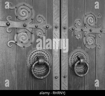 Cattedrale di Lisbona ornato Porte Medievali spirale cerniere e maniglie Hooped Santa Maria Maggiore area di Alfama Lisbona Portogallo Foto Stock