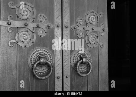 Cattedrale di Lisbona ornato Porte Medievali spirale cerniere e maniglie Hooped Santa Maria Maggiore area di Alfama Lisbona Portogallo Foto Stock