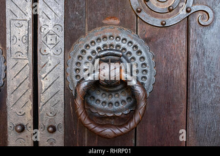 Cattedrale di Lisbona ornato Porte Medievali spirale cerniere e maniglie Hooped Santa Maria Maggiore area di Alfama Lisbona Portogallo Foto Stock